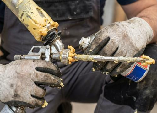 Что делать, если монтажная пена застыла в пистолете: разбор типичных ошибок и проверенные решения