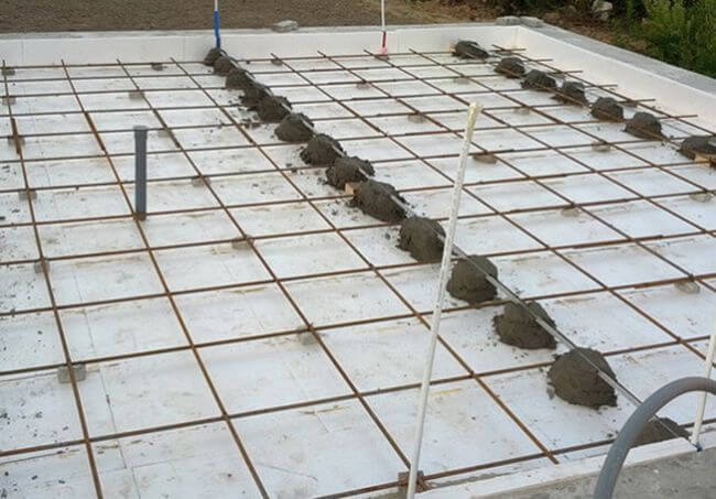 заливка бетонной стяжки пола с арматурой